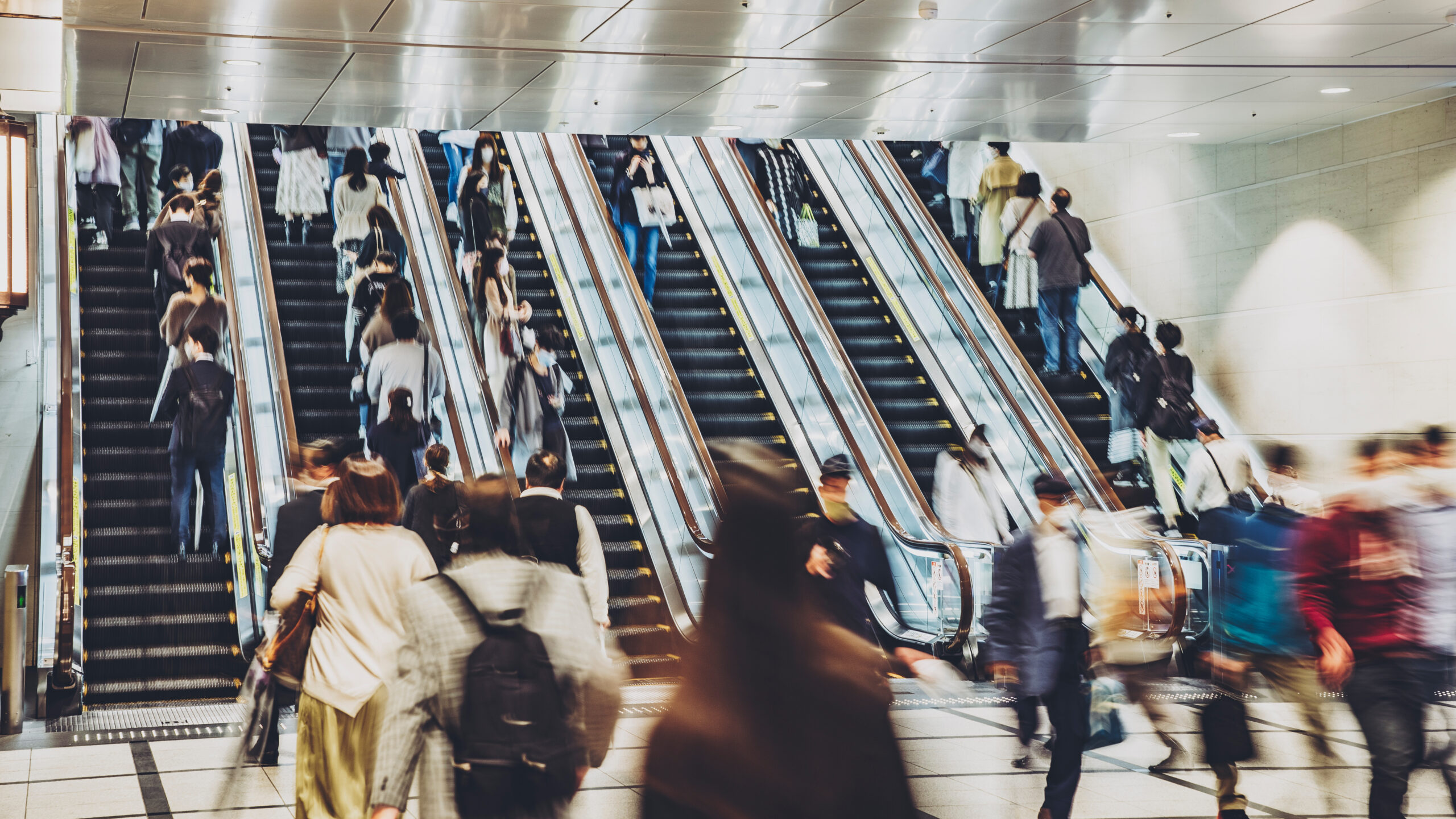Personnes montant et descendant avec un escalier mécanique par ACCEO ascenseur