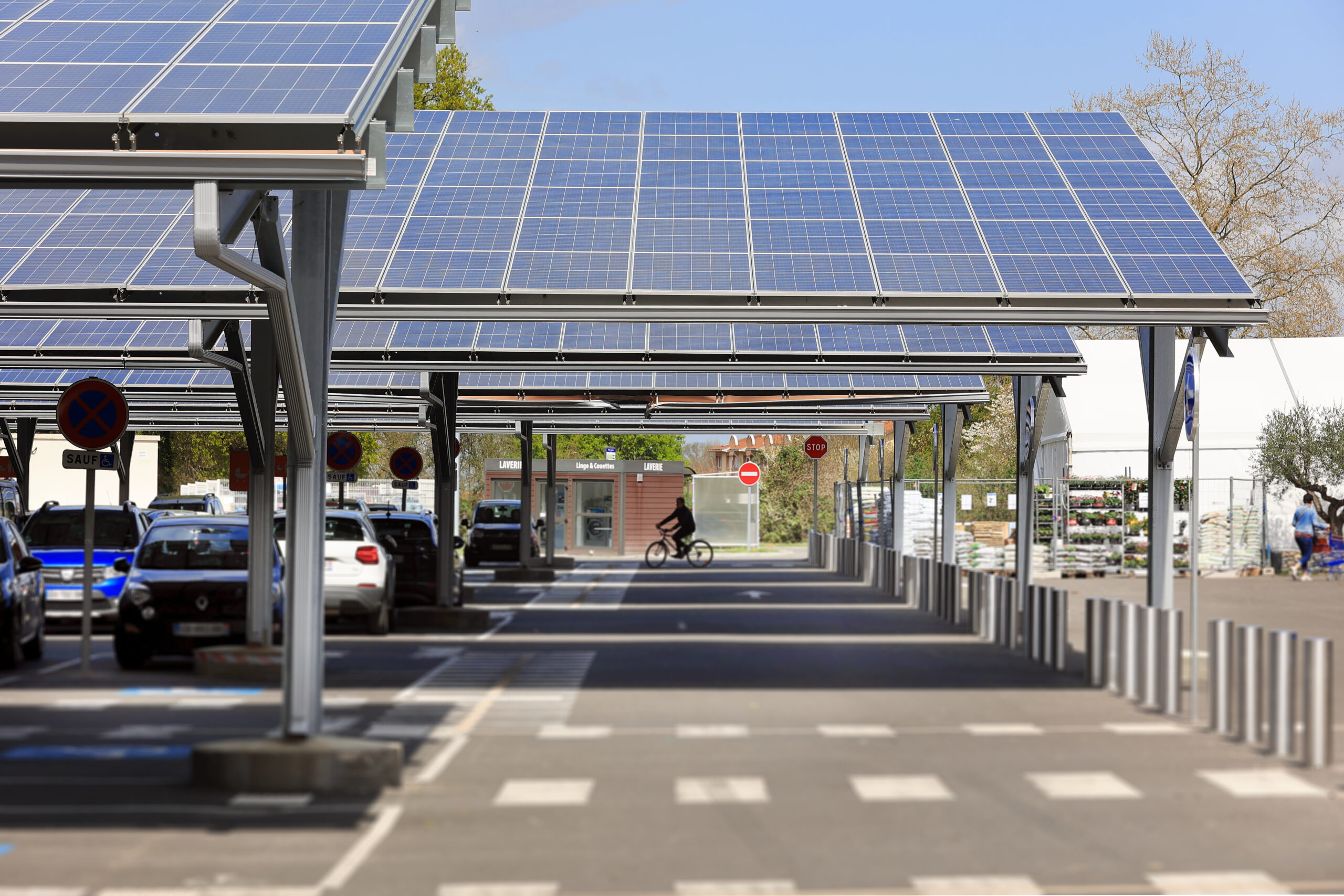 Panneaux solaire sur un parking de grande surface / ACCEO