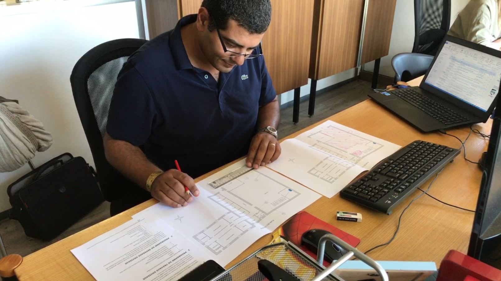 Expert réalisant un bordereaux de suivi des déchets