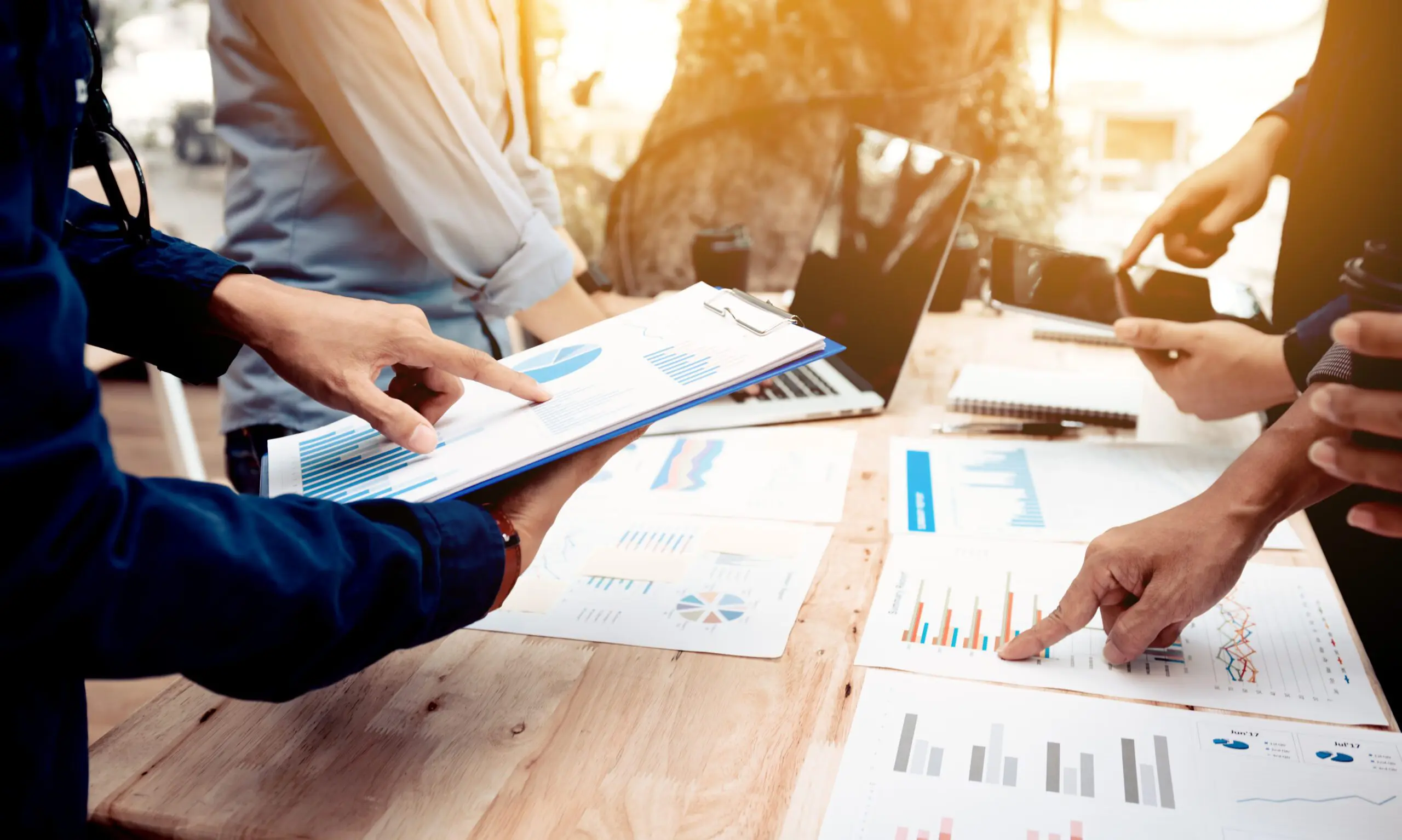 Experts ACCEO qui étudient des documents