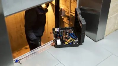 Ascensoriste d'ACCEO qui répare un ascenseur