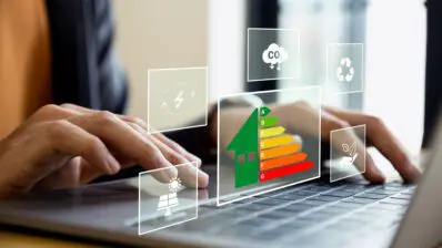 Expert qui saisit des données sur le DPE énergétique