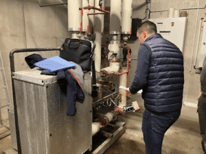 Un expert ACCEO réalisant un audit CVC